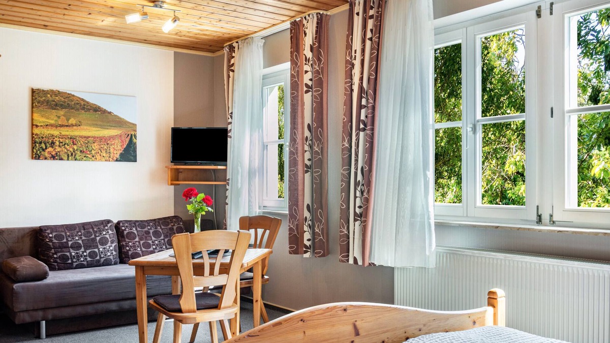 Iphofen Apartment | Room 'Lutz - Zimmer 2' with Shared Terrace, Shared Garden and Wi-Fi