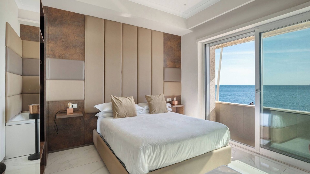 Chiaia Apartment | Room 'Luxury Seaview Con Jacuzzi' with Balcony, Wi-Fi and Air Conditioning