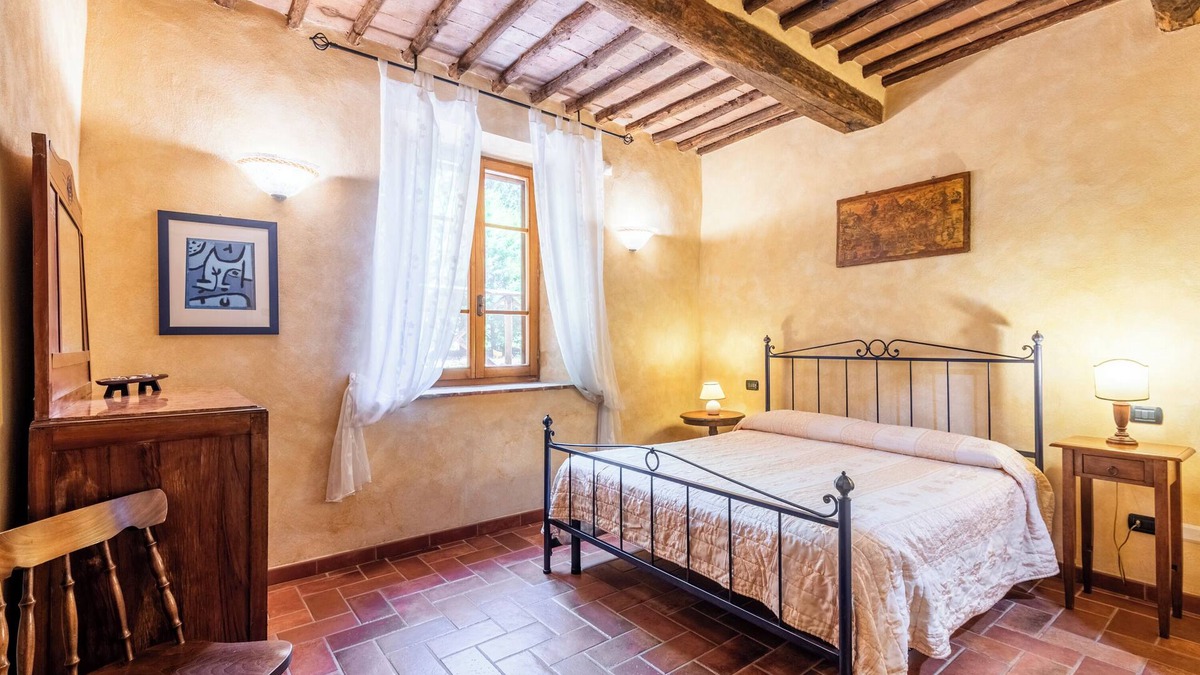 Monticiano Apartment | Room 'Marroneto - Camera 2' with Mountain View, Shared Pool and Wi-Fi