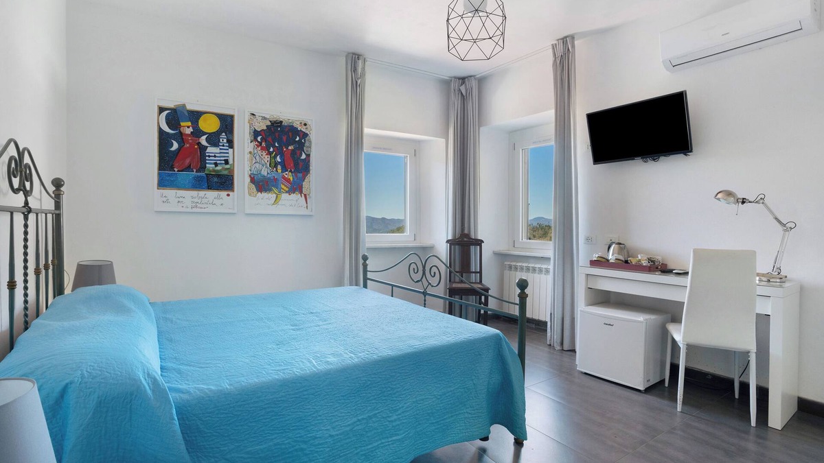 Rocchetta di Vara Apartment | Room 'Matrimoniale Con Vista Montagna' with Mountain View, Wi-Fi and Air Conditioning