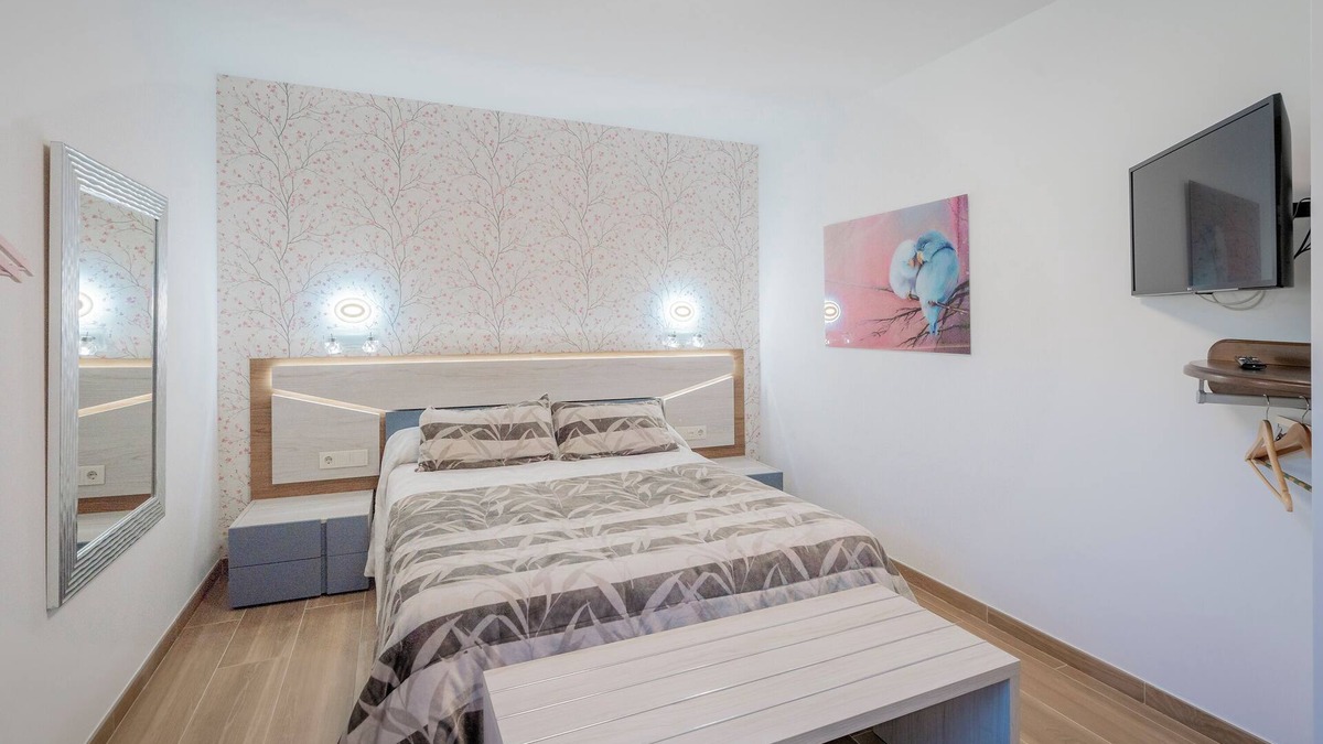 Castrojeriz Apartment | Room 'Matrimonio 104 Perla' with Shared Garden, Wi-Fi and Air Conditioning