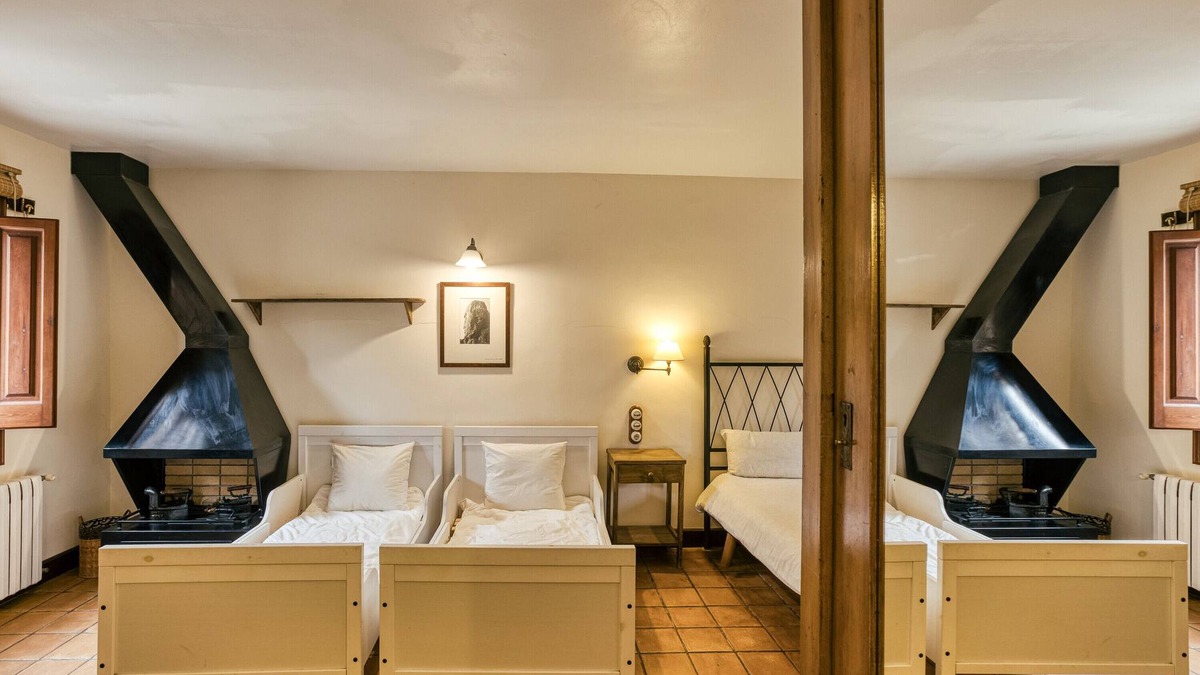 Pujals dels Pagesos Apartment | Room 'Mestral' with Shared Pool, Wi-Fi and Air Conditioning