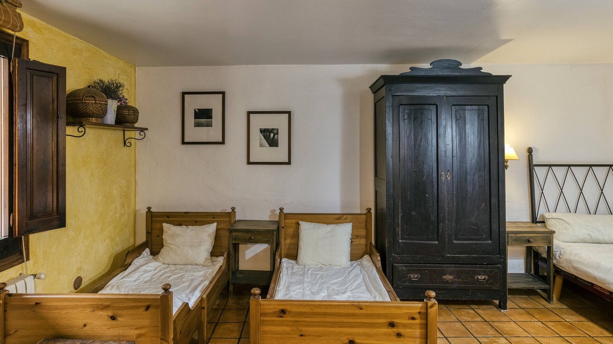 Pujals dels Pagesos Apartment | Room 'Migjorn' with Shared Pool, Wi-Fi and Air Conditioning