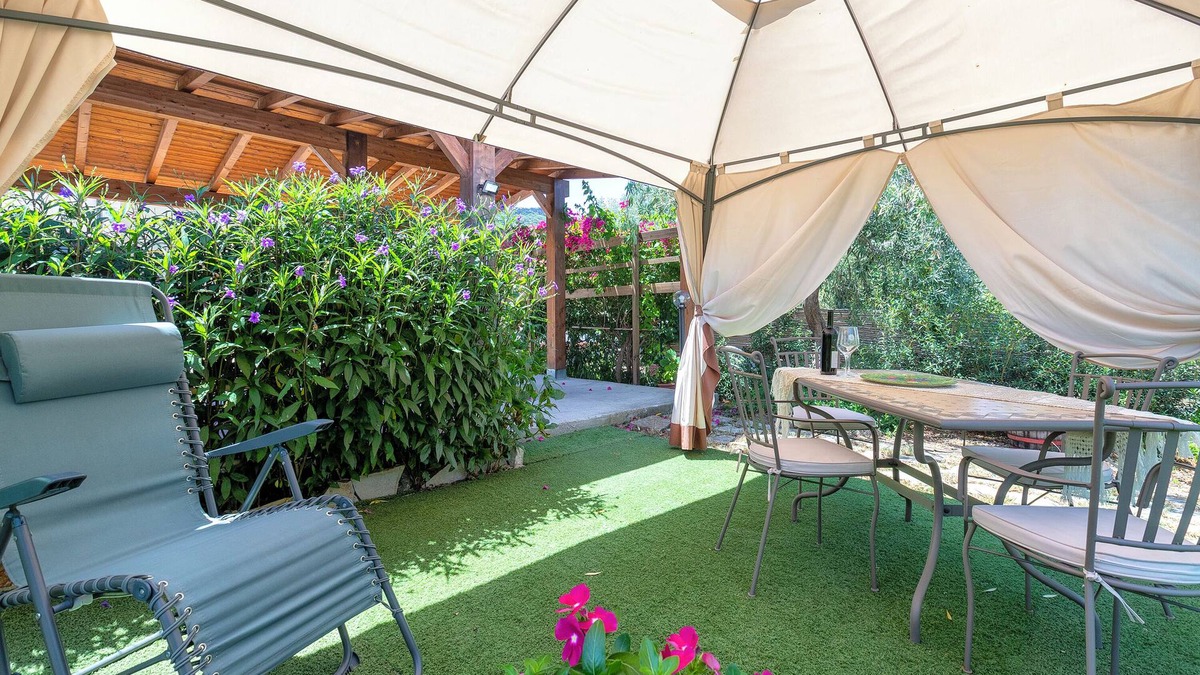 Santa Maria Coghinas Apartment | Room 'Mirto' with Shared Terrace, Wi-Fi and Air Conditioning