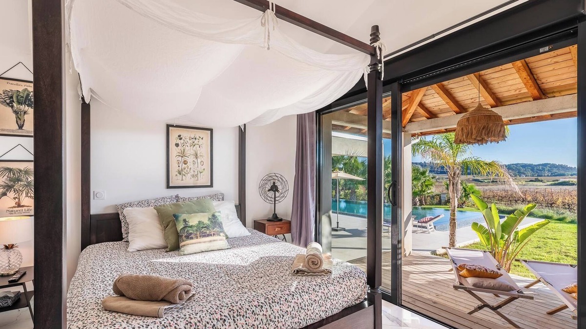 Plaissan Bed & Breakfast | Room n°4 in Villa SCL - Heated swimming pool