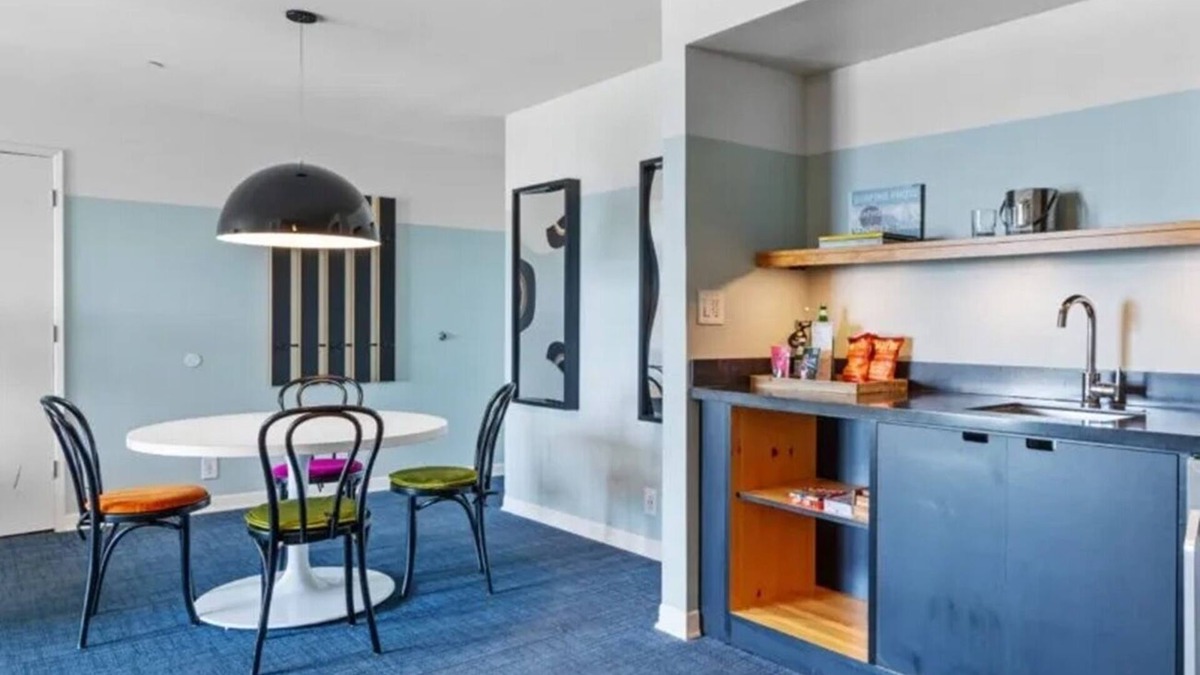 Venice Hotel | Room Near Beach Fun | Kitchen | Rooftop | Balcony | Free Breakfast