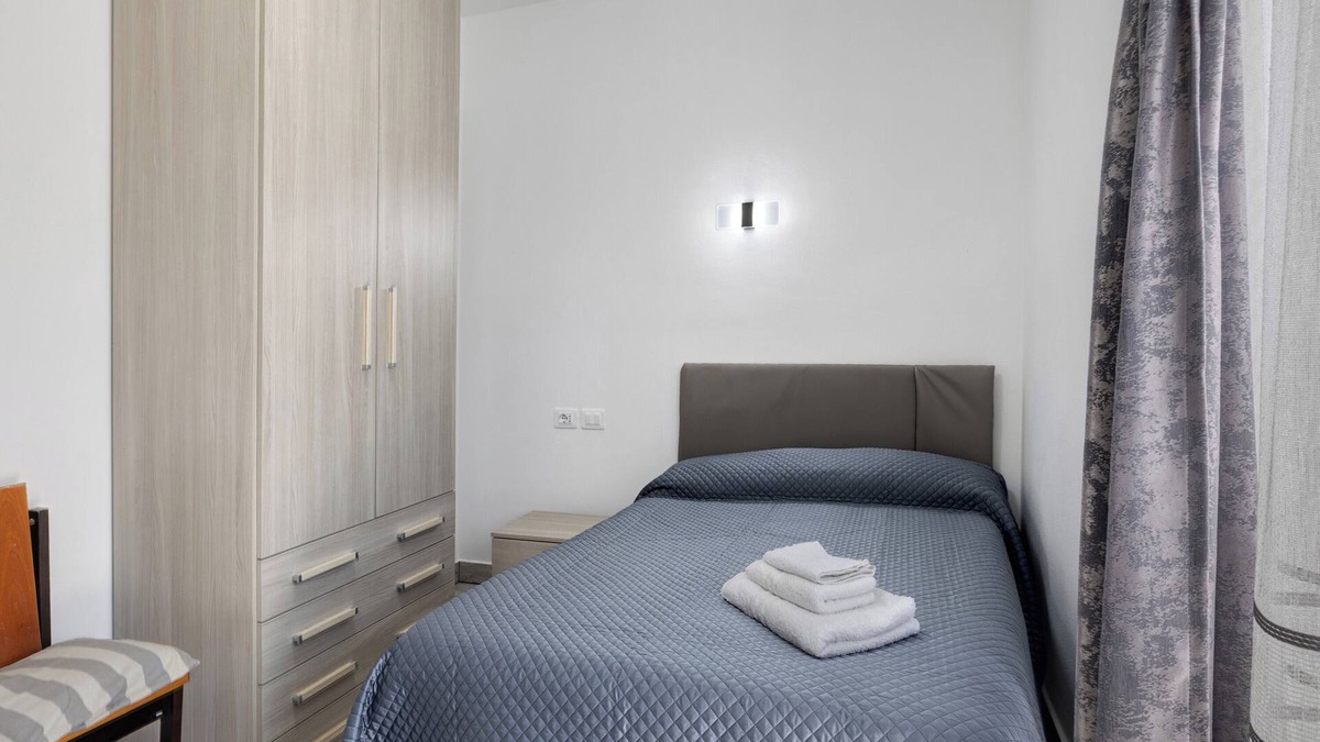 Cervere Apartment | Room 'Nespola' with Shared Terrace, Wi-Fi and Air Conditioning