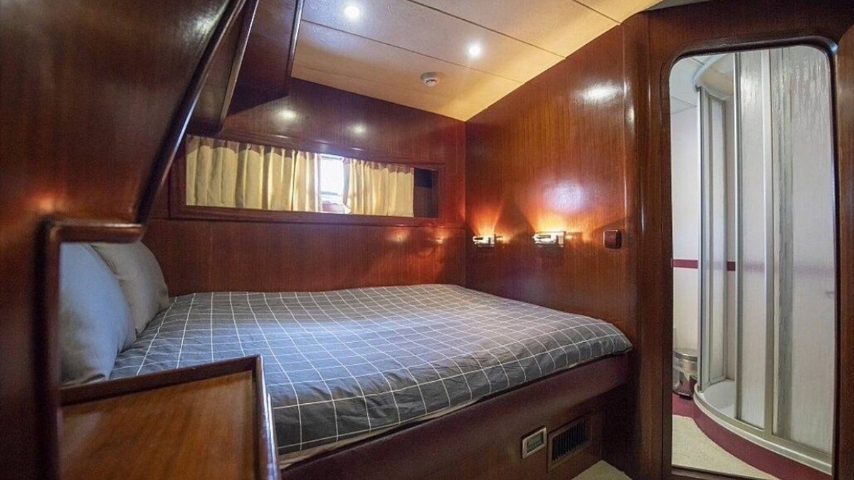 Paradise Boat Rental | Room on luxury sailyacht