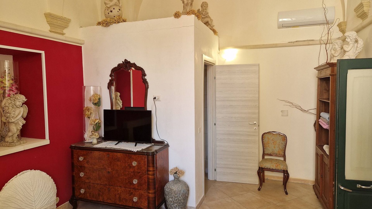 San Donato di Lecce Apartment | Room 'Palazzo Costantini - Girasole' with Shared Terrace, Wi-Fi and Air Conditioning