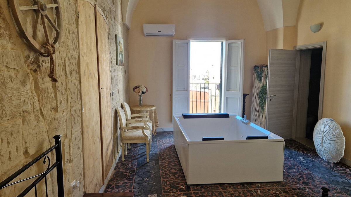 San Donato di Lecce Apartment | Room 'Palazzo Costantini - Anturium' with Shared Terrace, Wi-Fi and Air Conditioning