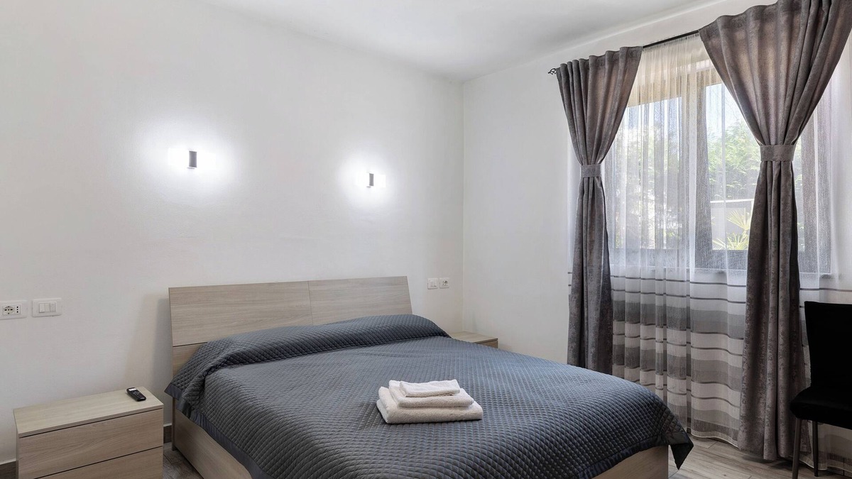 Cervere Apartment | Room 'Palma' with Shared Terrace, Wi-Fi and Air Conditioning