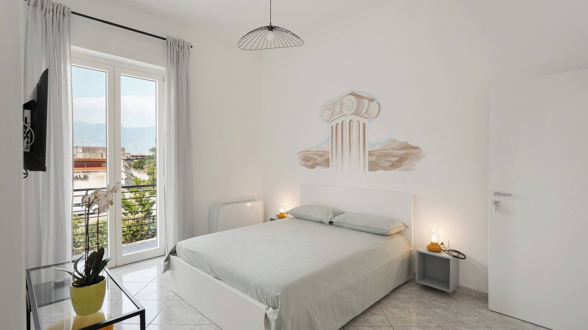Pagani Bed & Breakfast | Room 'Pompei' with Shared Terrace, Wi-Fi and Air Conditioning