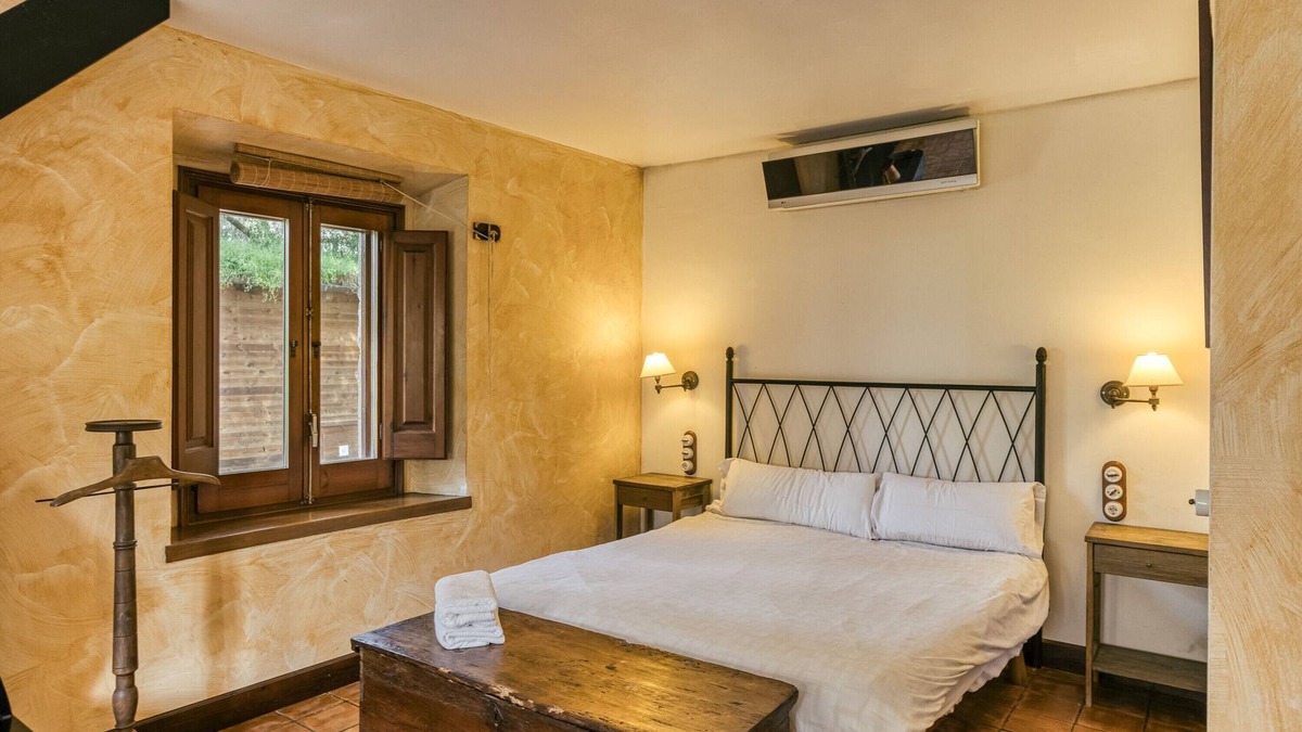 Pujals dels Pagesos Apartment | Room 'Ponent' with Shared Pool, Wi-Fi and Air Conditioning