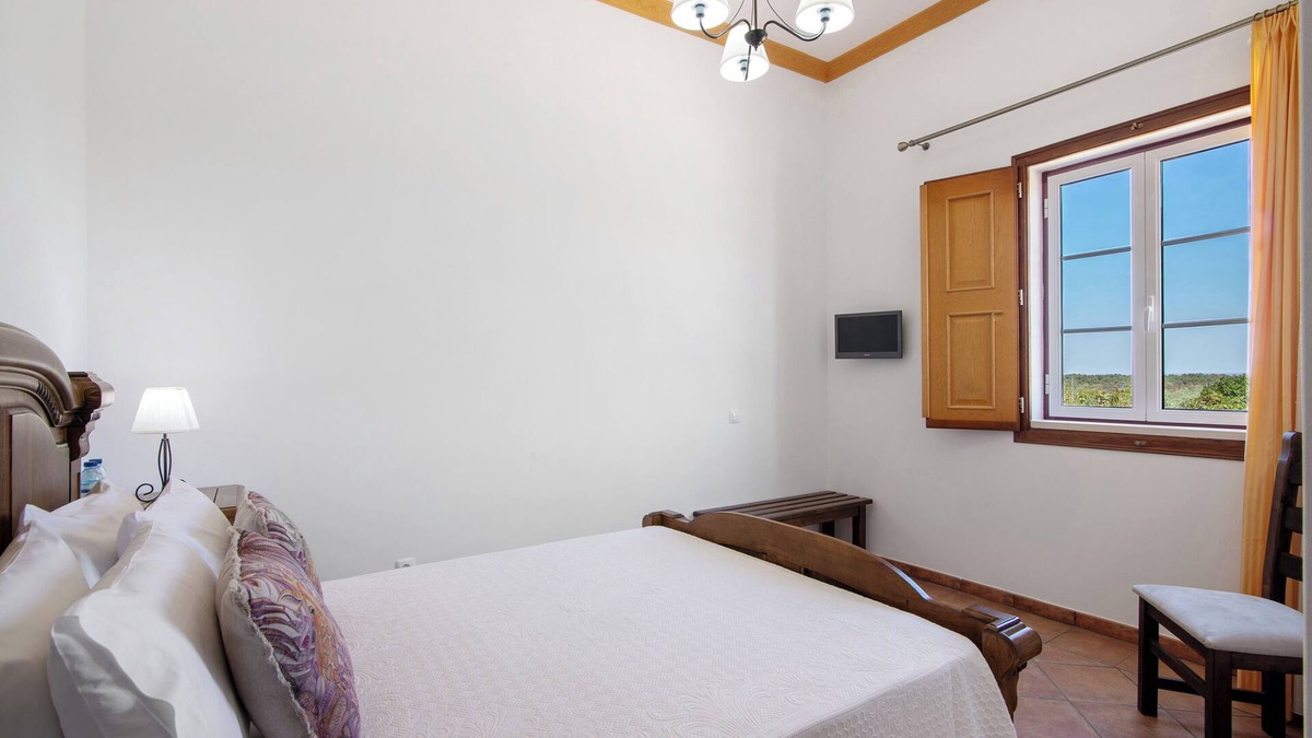 Espirito Santo Apartment | Room 'Quarto Salmão - Countryside View' with Shared Pool, Wi-Fi and Air Conditioning