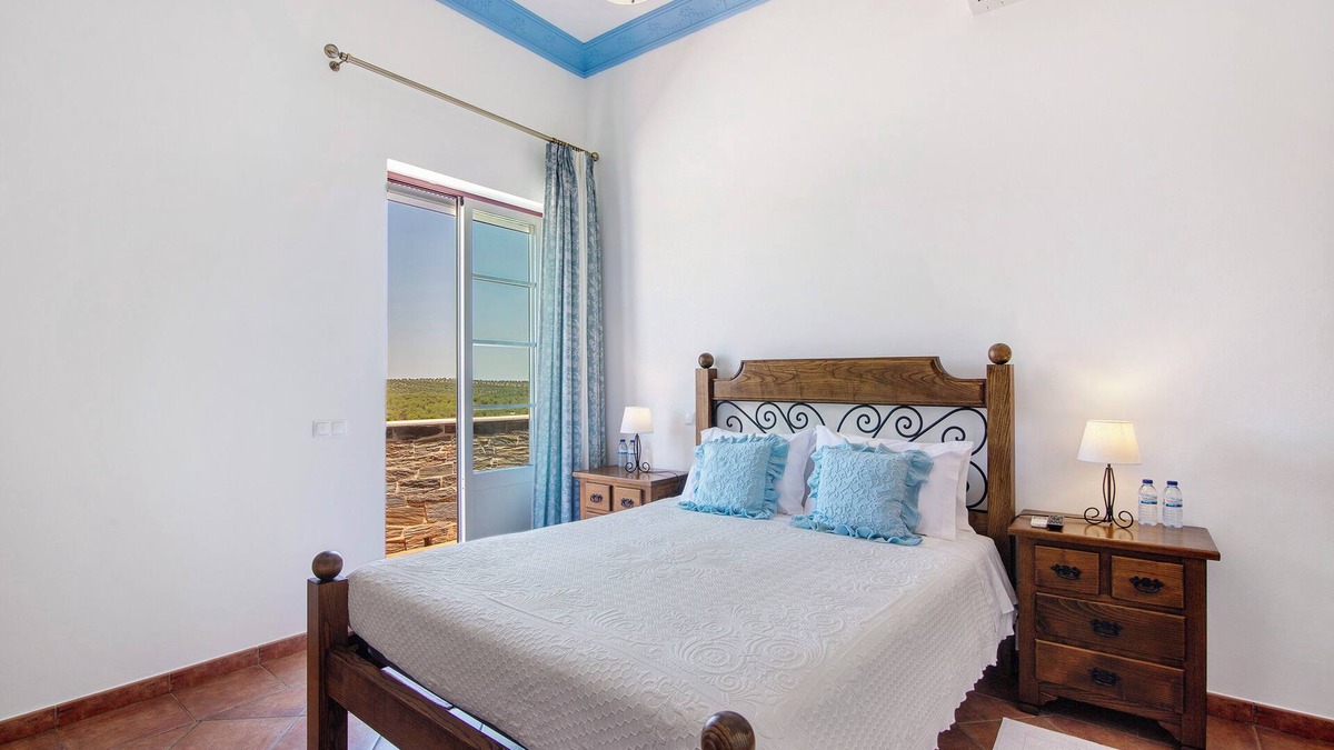 Espirito Santo Apartment | Room 'Quarto Azul - Countryside View-With Patio' with Shared Pool, Wi-Fi and Air Conditioning