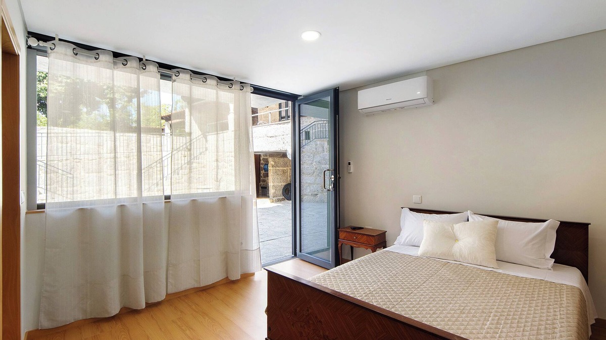 Rossas Apartment | Room 'Quarto 1' with Mountain View, Wi-Fi and Air Conditioning