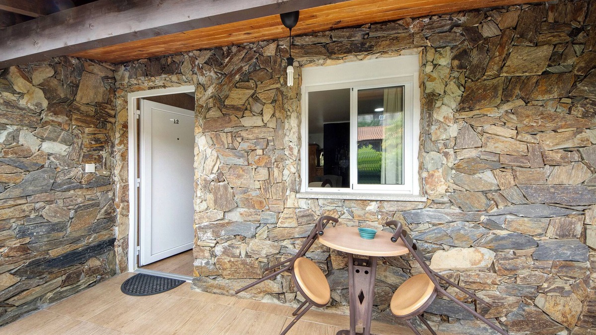 Armamar Apartment | Room 'Quarto 12 - Gojim Casa Rural' with Mountain View, Shared Pool and Wi-Fi