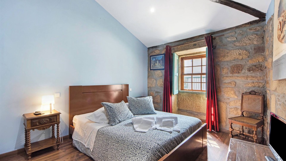Armamar Apartment | Room 'Quarto 2 - Gojim Casa Rural' with Mountain View, Shared Pool and Wi-Fi