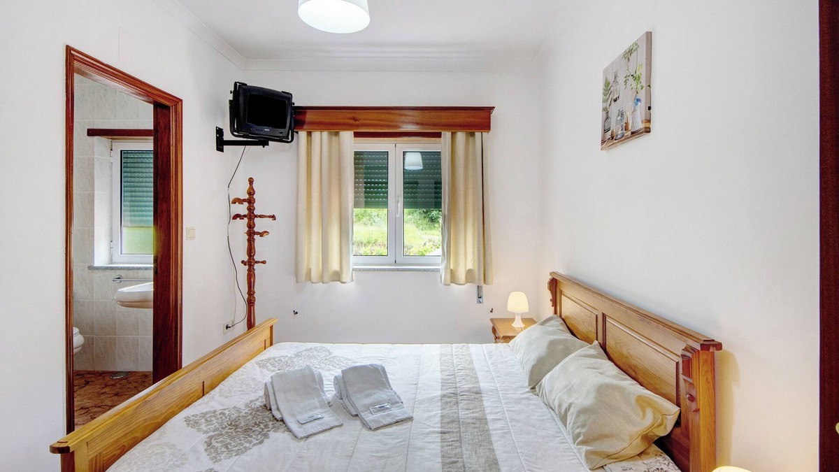 Castro Daire Apartment | Room 'Quarto 4 - Jorge Galinheiro' with Mountain View, Shared Garden and Wi-Fi