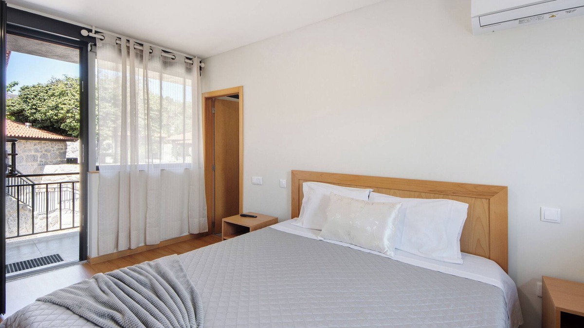 Rossas Apartment | Room 'Quarto 5' with Mountain View, Wi-Fi and Air Conditioning