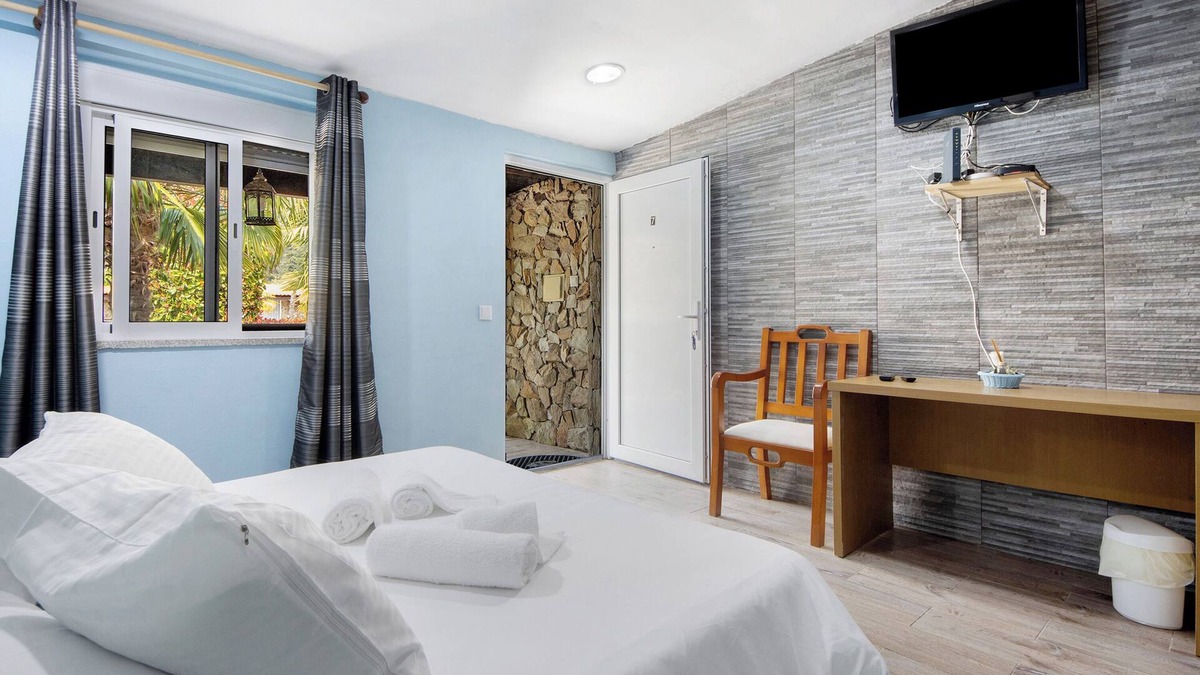 Armamar Apartment | Room 'Quarto 7 - Gojim Casa Rural' with Mountain View, Shared Pool and Wi-Fi