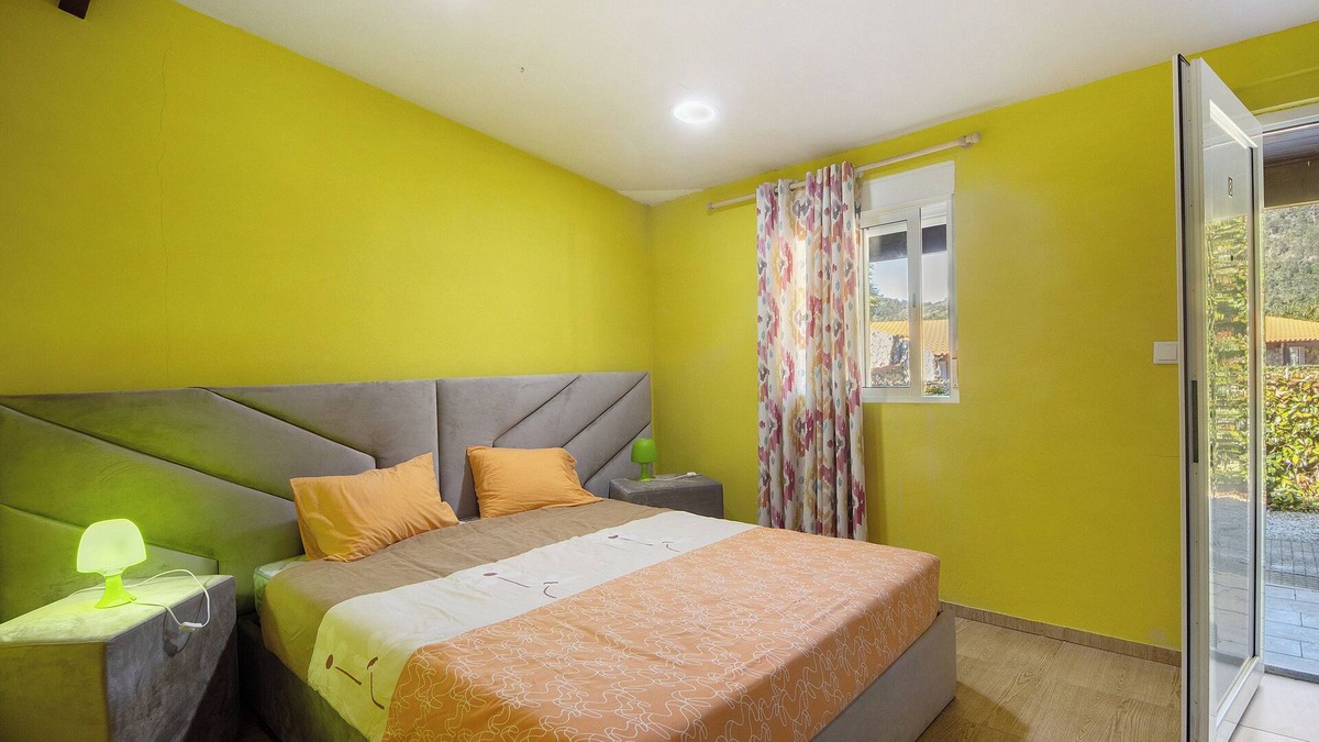 Armamar Apartment | Room 'Quarto 8 - Gojim Casa Rural' with Mountain View, Shared Pool and Wi-Fi