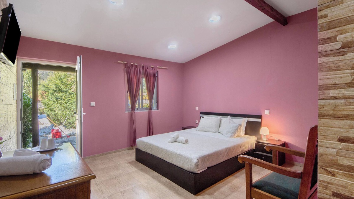 Armamar Apartment | Room 'Quarto 9 - Gojim Casa Rural' with Mountain View, Shared Pool and Wi-Fi