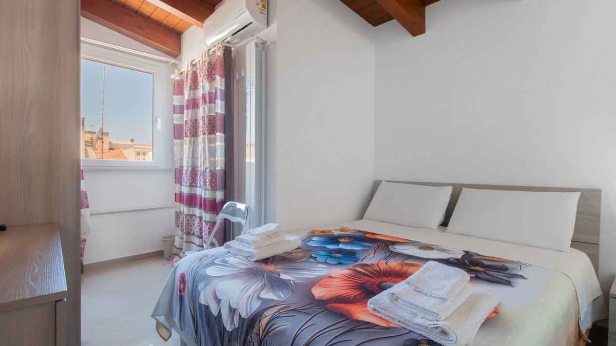 Terlizzi Apartment | Room 'Red' with Shared Terrace, Wi-Fi and Air Conditioning