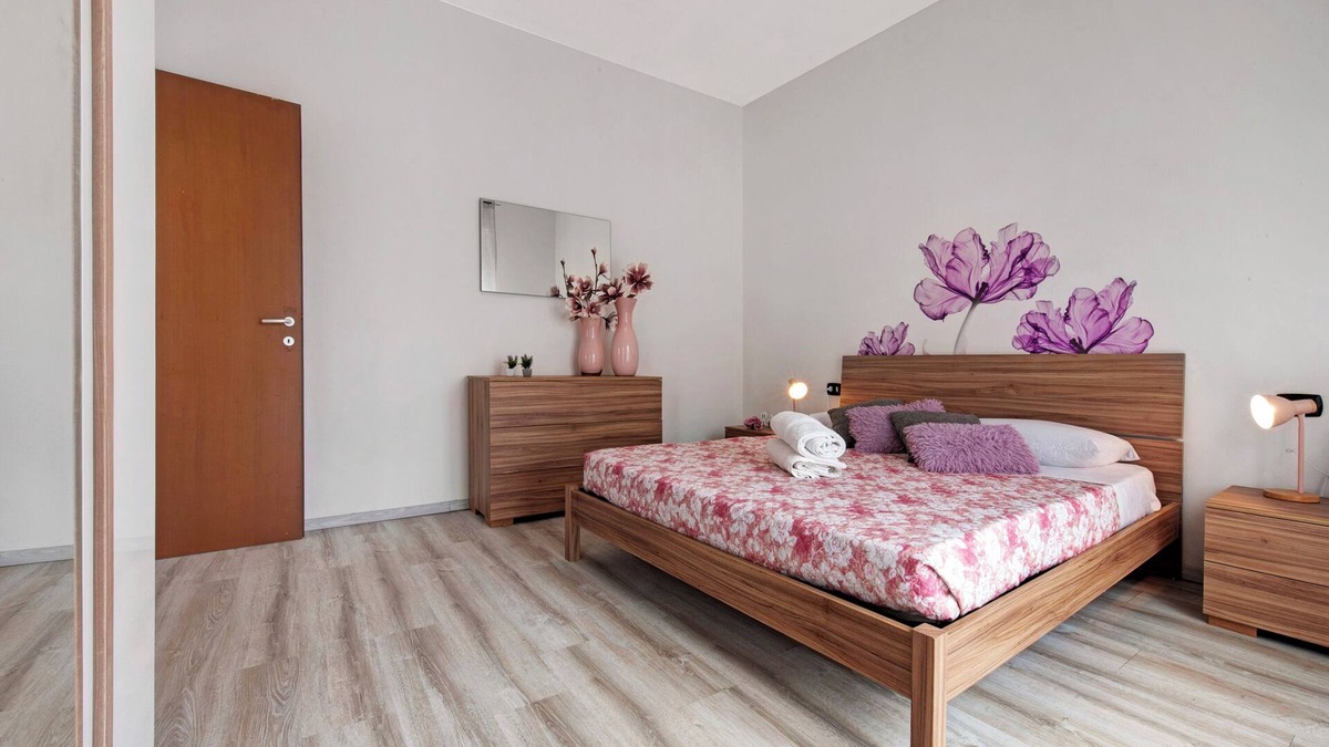 Alzate Brianza Apartment | Room 'Rosa' with Shared Terrace, Balcony and Wi-Fi