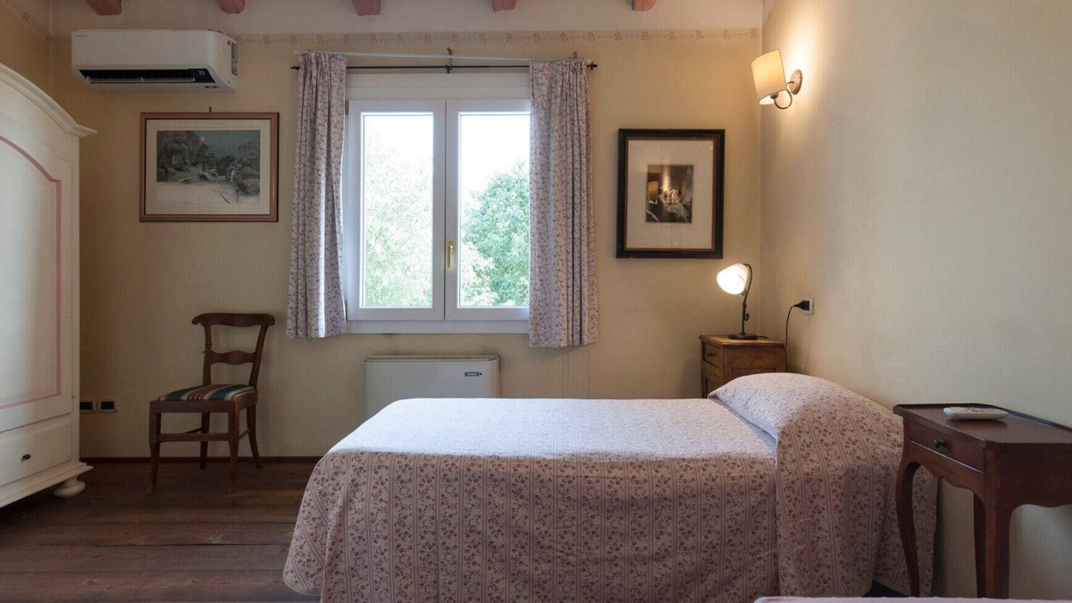 Mirano Apartment | Room 'Rosa' with Shared Garden, Wi-Fi and Air Conditioning