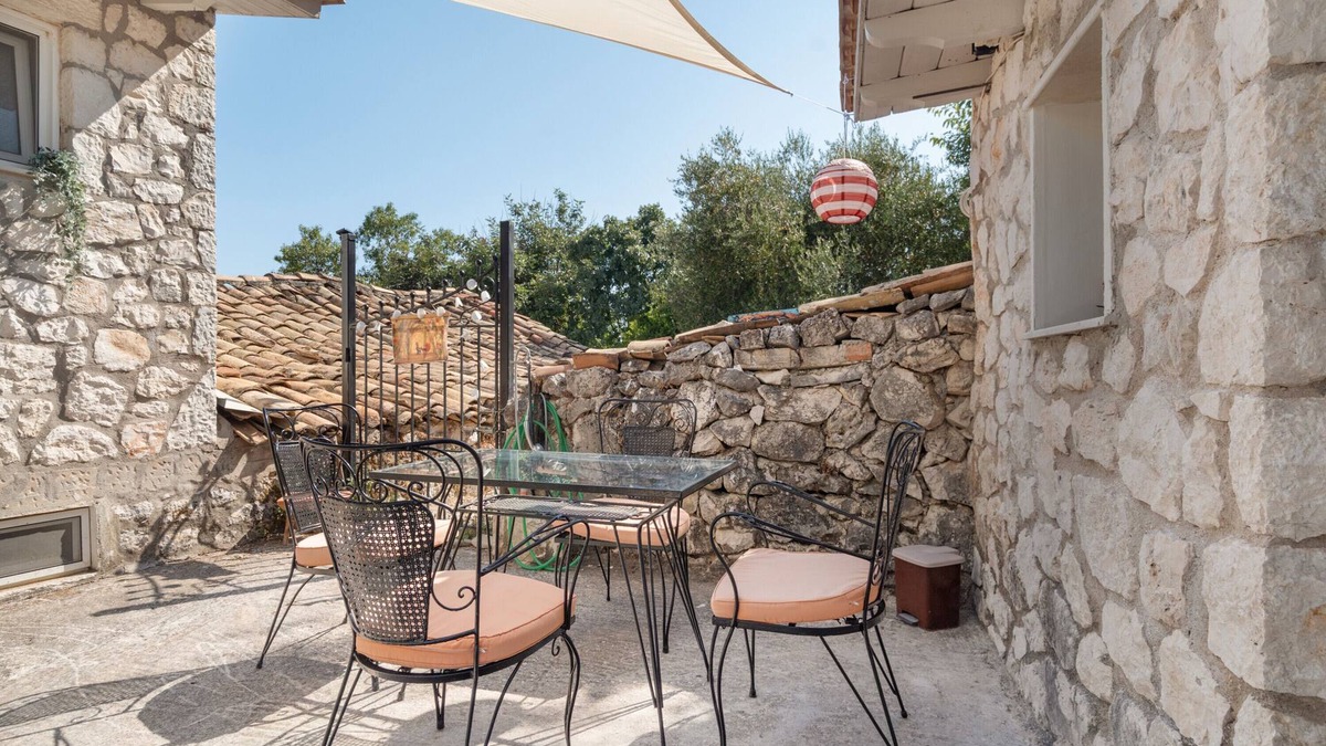 Fternon Apartment | Room 'Rose' with Shared Terrace, Wi-Fi and Air Conditioning