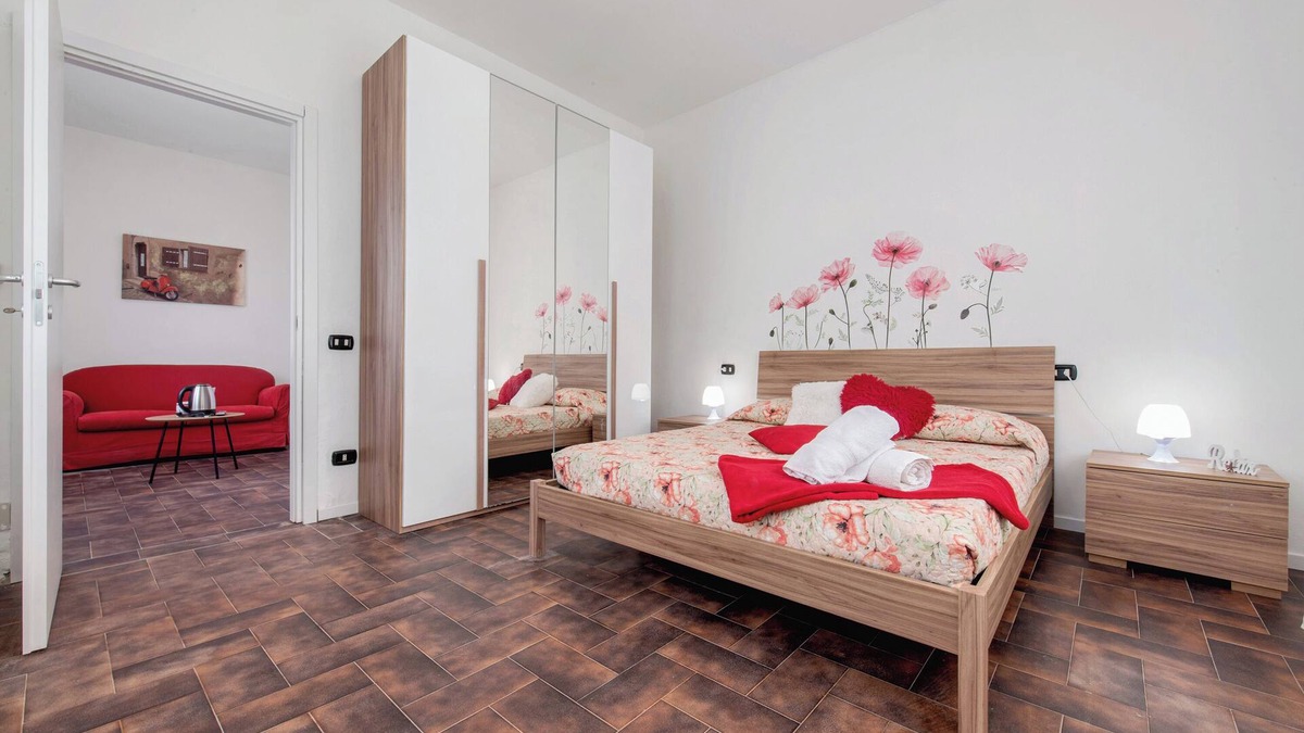 Alzate Brianza Apartment | Room 'Rossa' with Shared Terrace and Wi-Fi