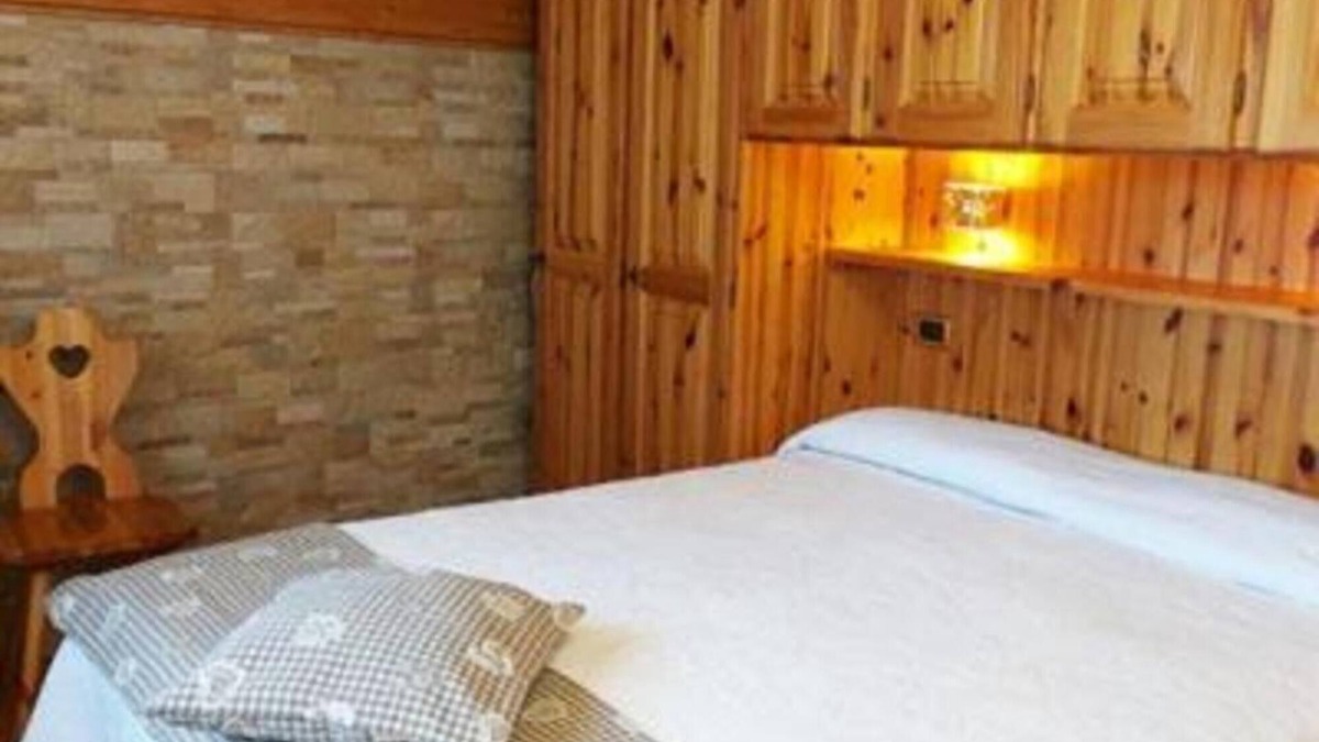 Santo Stefano dʼAveto Apartment | Room 'Soldanella' with Mountain View, Shared Pool and Wi-Fi
