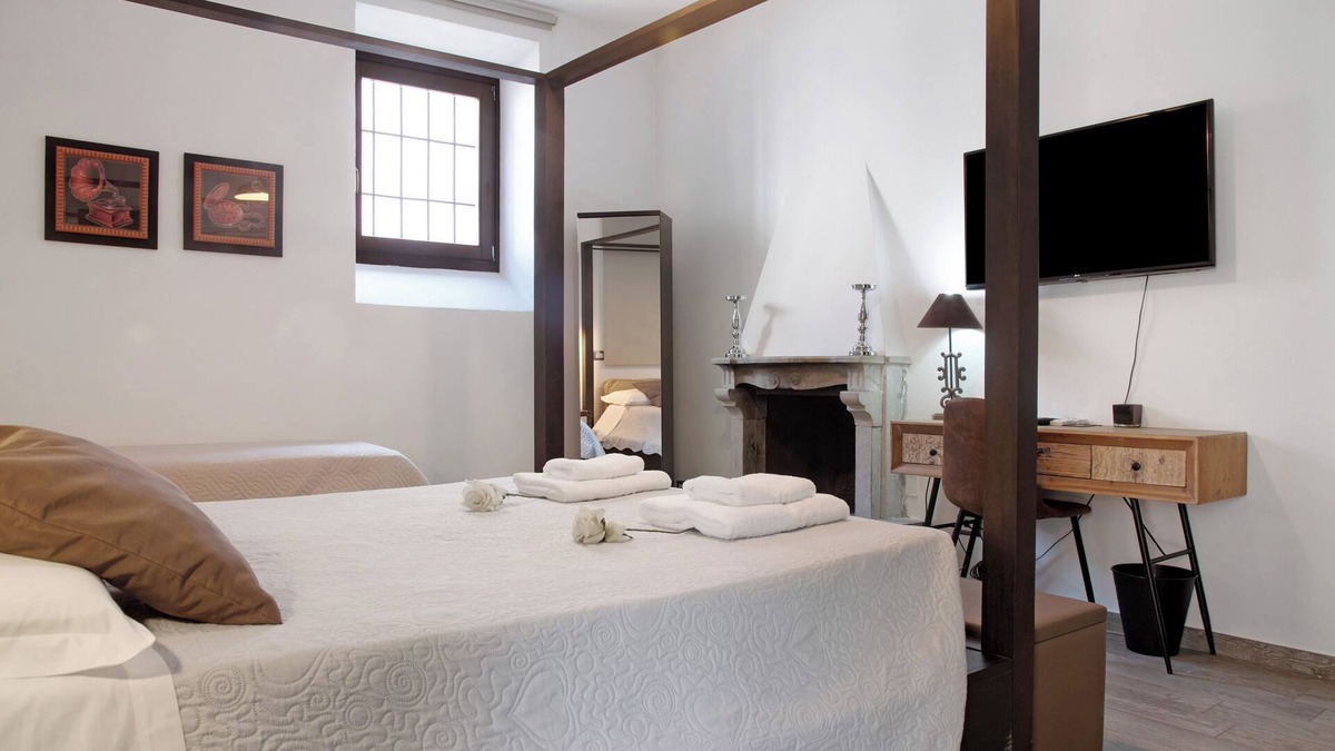 Viggiu Apartment | Room 'Stanza 5' with Shared Garden, Wi-Fi and Air Conditioning