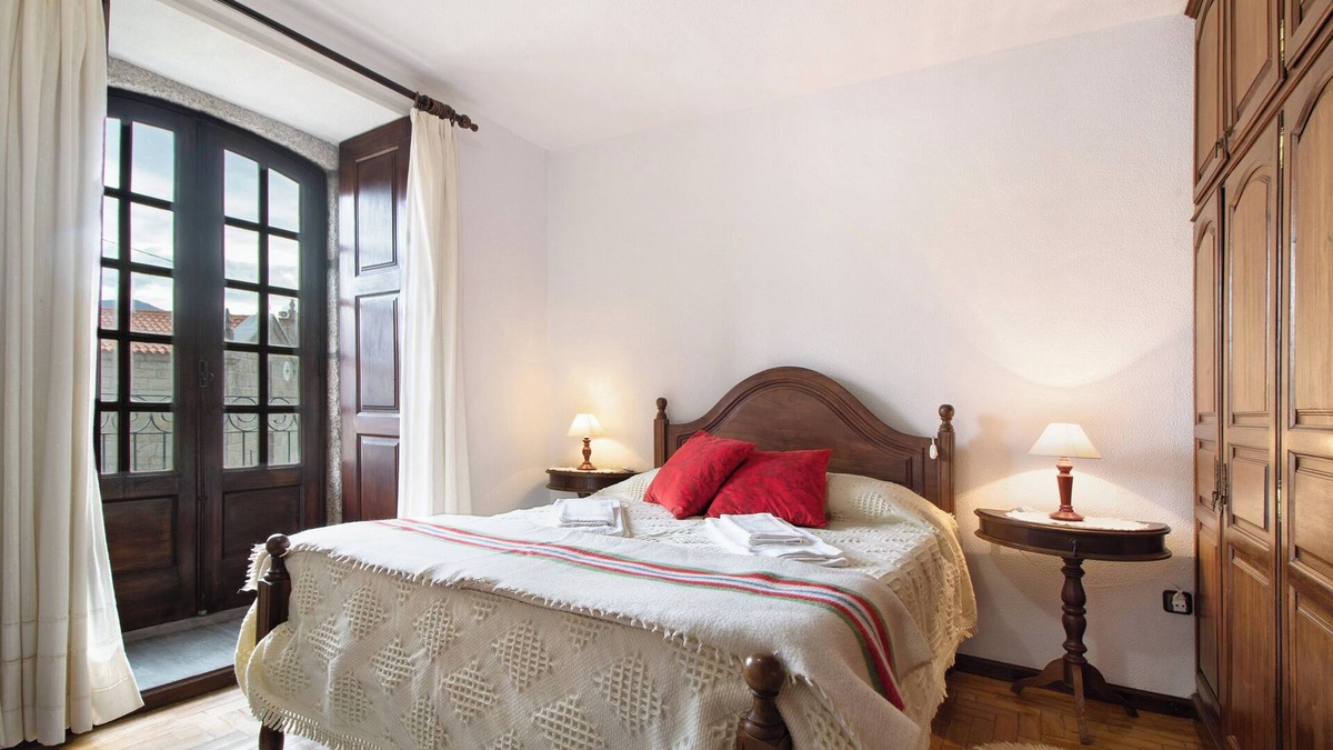 Soajo Apartment | Room 'Suite 2 - Casa Do Adro' with Mountain View, Wi-Fi and Air Conditioning