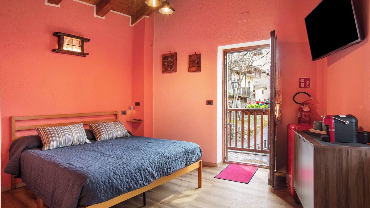 Fenis Apartment | Room 'Tillier' with Mountain View, Balcony and Wi-Fi