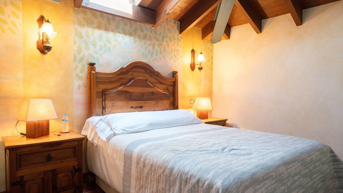 Santianes de Ola Apartment | Room 'Tilo' with Mountain View, Shared Garden and Wi-Fi