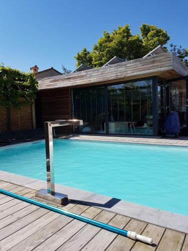 Willebroek Bed & Breakfast | room Tomorrowland with pool