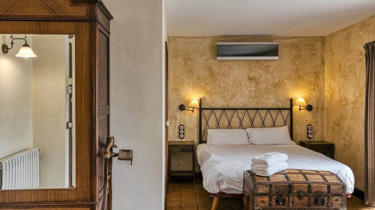 Pujals dels Pagesos Apartment | Room 'Tramuntana' with Shared Pool, Wi-Fi and Air Conditioning
