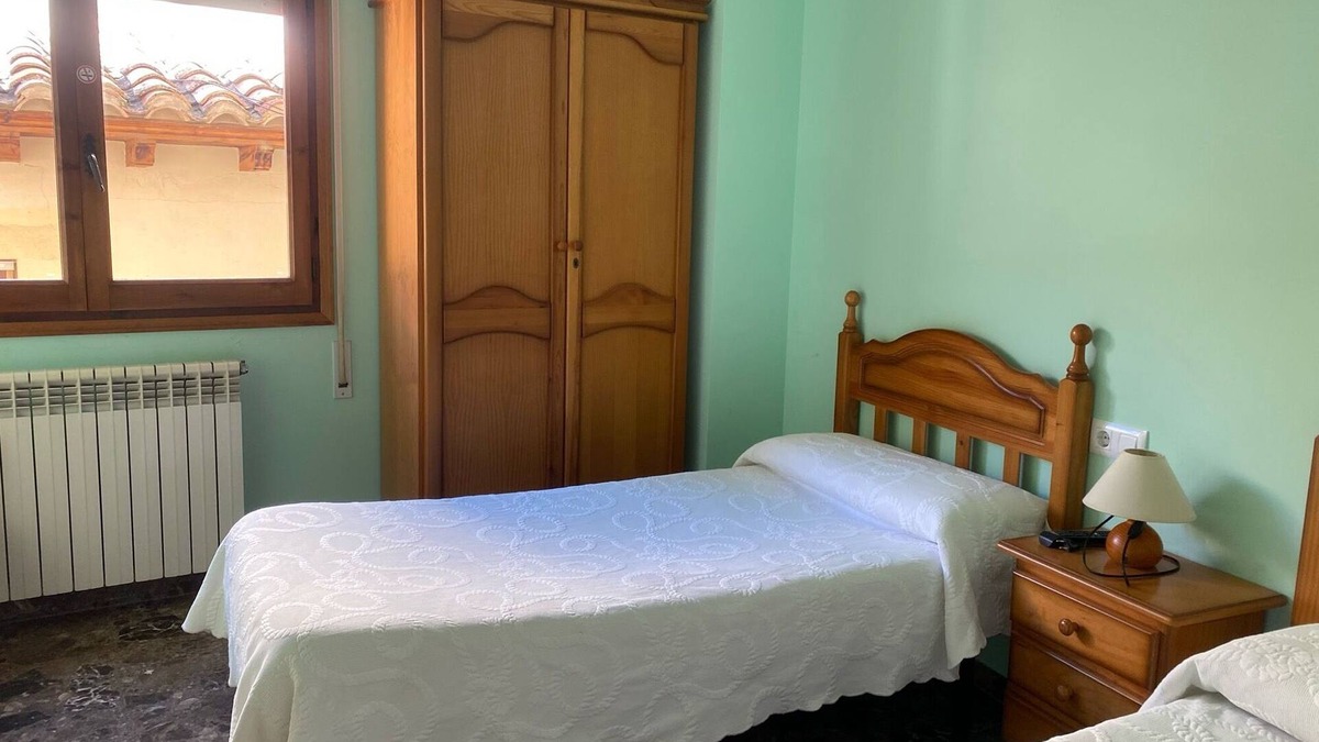 Villarluengo Apartment | Room 'Twin Con Ventana' with Wi-Fi