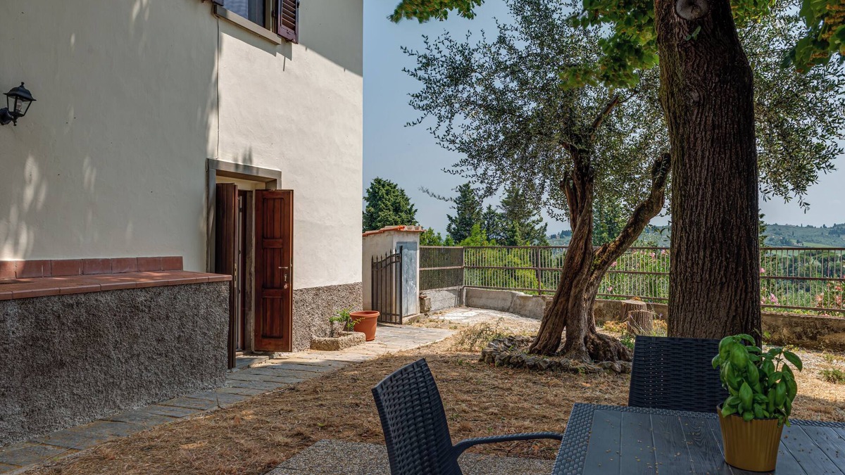 Lastra a Signa Apartment | Room 'Ulivo Con Giardino' with Mountain View, Wi-Fi and Air Conditioning