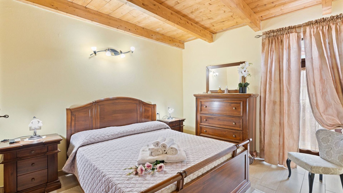 Scano di Montiferro Apartment | Room 'Urania' with Shared Terrace, Wi-Fi and Air Conditioning