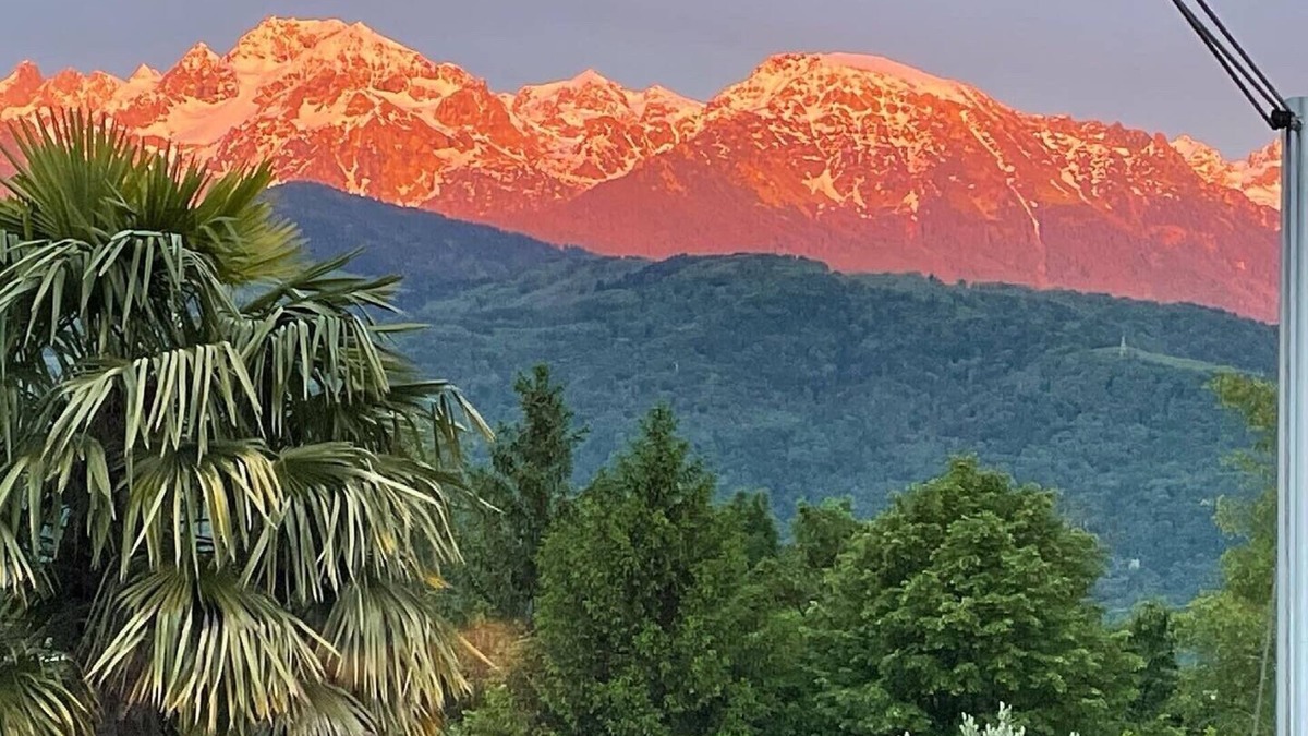 Montbonnot-Saint-Martin Bed & Breakfast | Room with terrace overlooking Belledonne and swimming pool in private house.