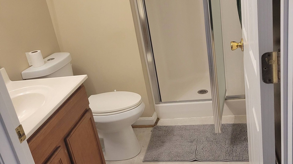 Woodbridge House | Room with a private bathroom