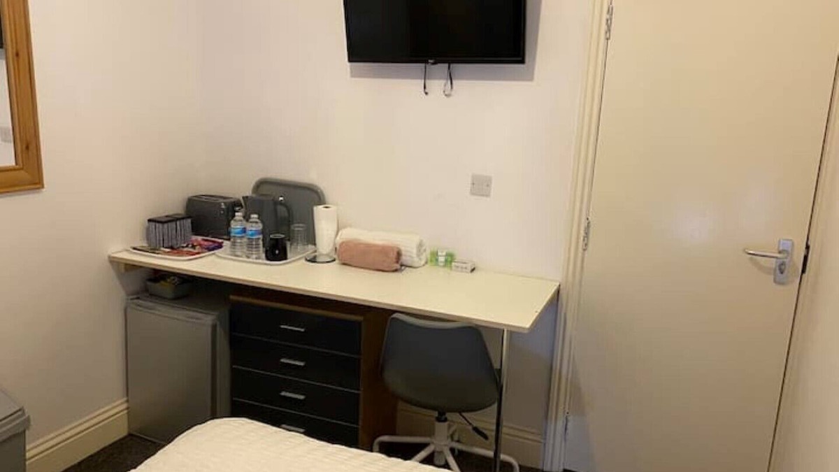 Manchester House | Room with en-suite bathroom