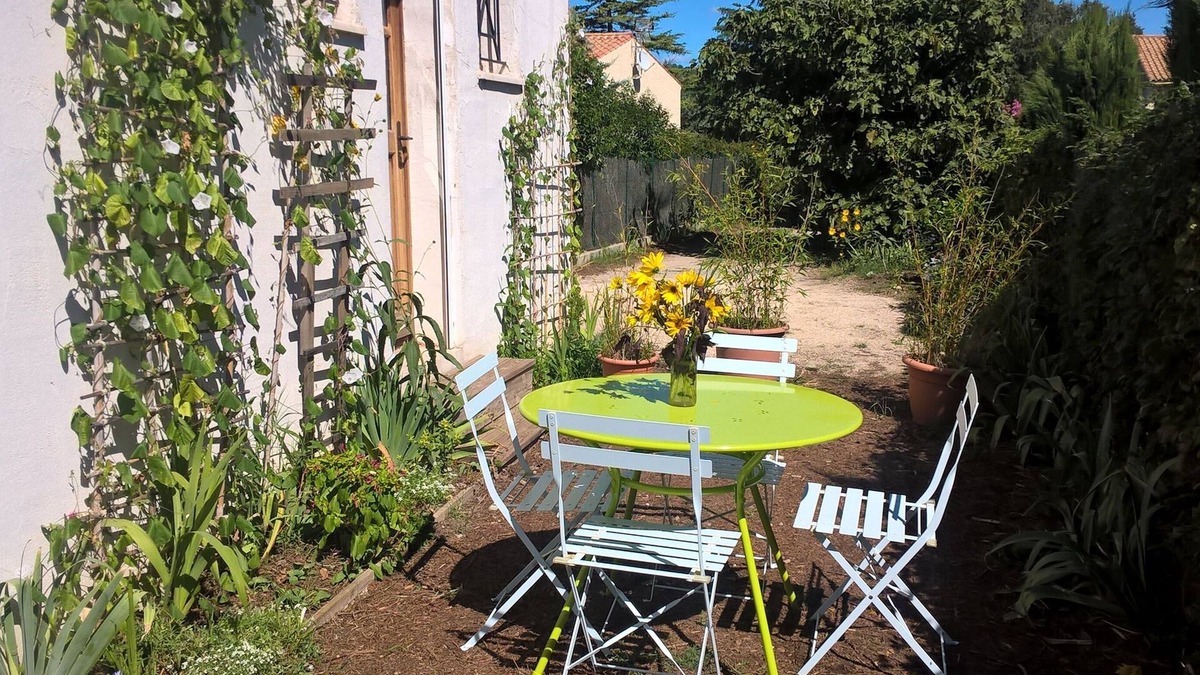 Grabels Bed & Breakfast | Room with independent access in villa