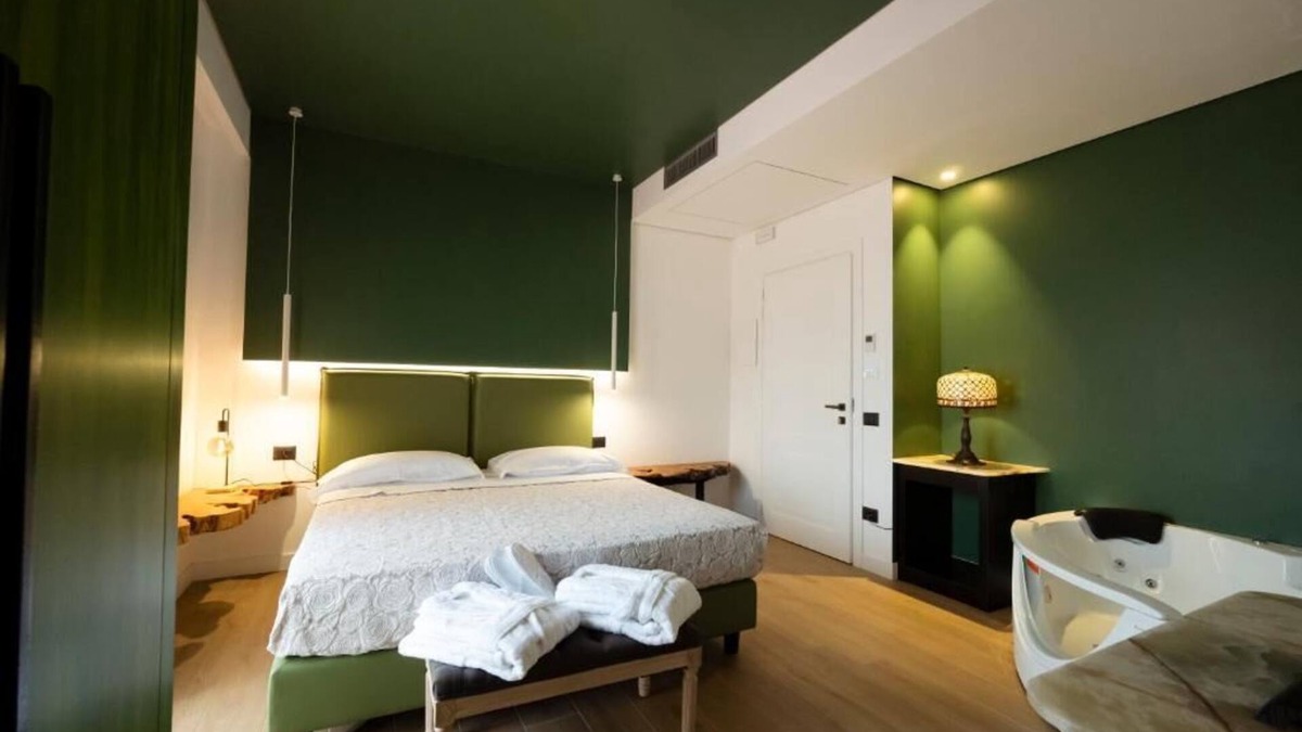 Briatico Apartment | Room with jet tub