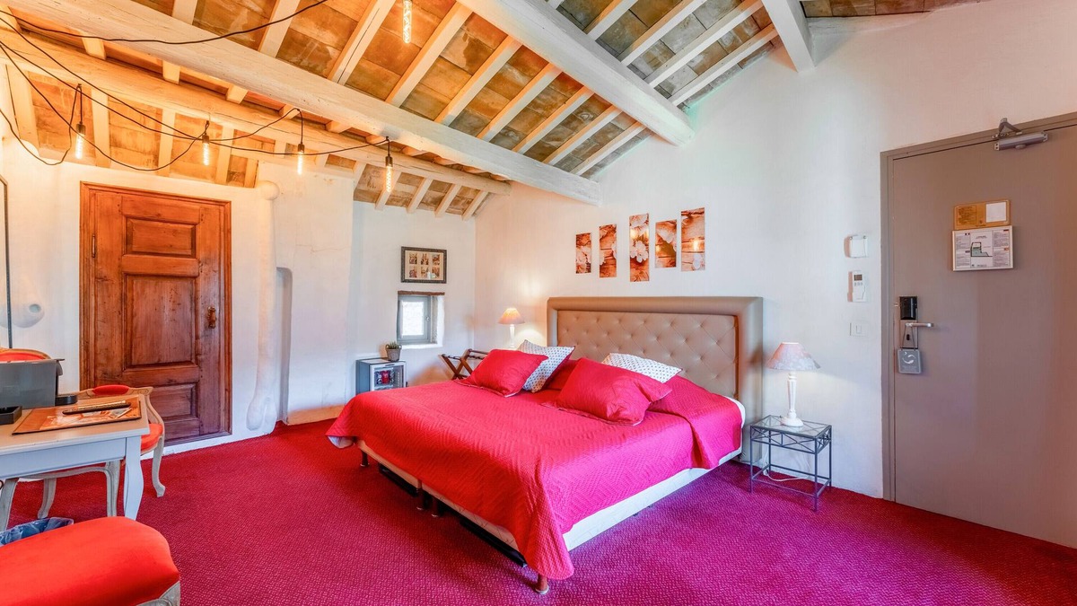 Collias Apartment | Room with Vintage Bath, Shared Pool, Wi-Fi and Air Conditioning