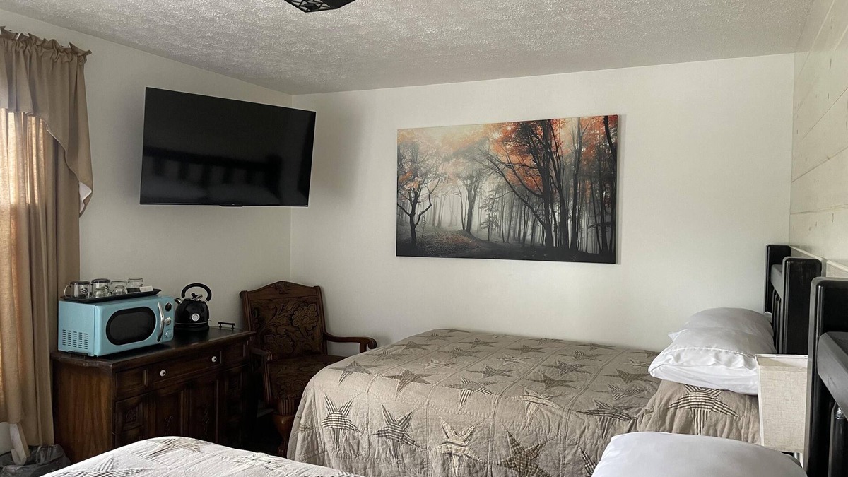 Clay City Cabin | Room with wi-fi, mini fridge and microwave Red River Gorge area