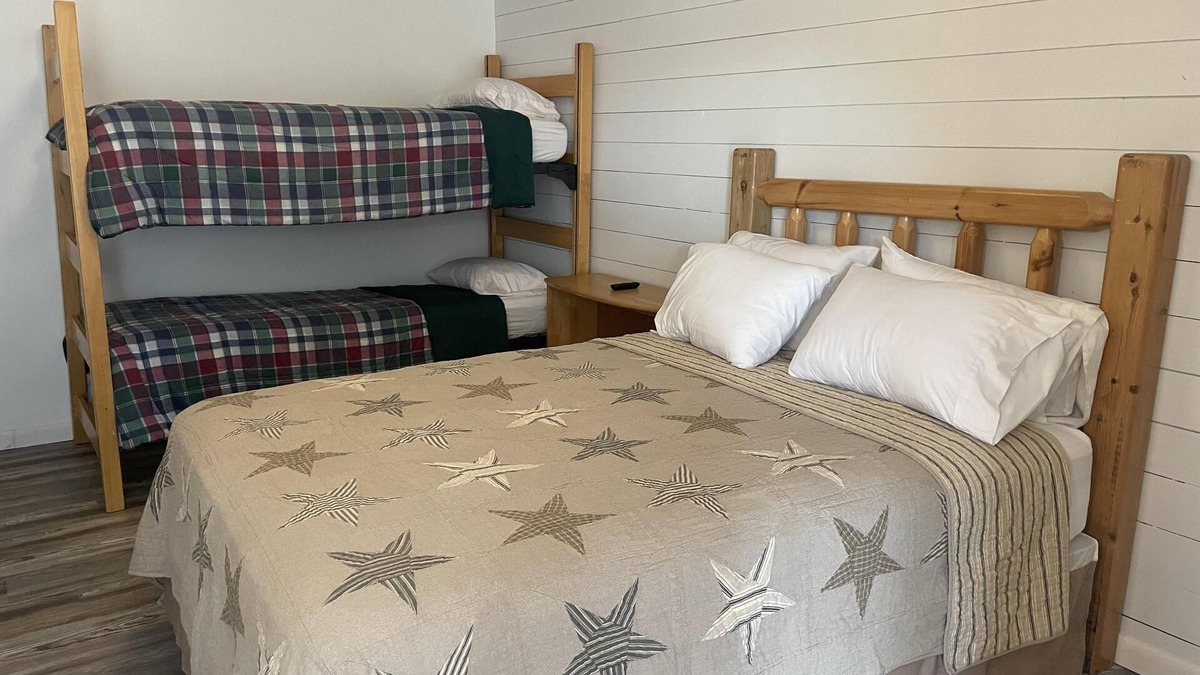 Clay City Cabin | Room with wi-fi, mini fridge and microwave Red River Gorge area